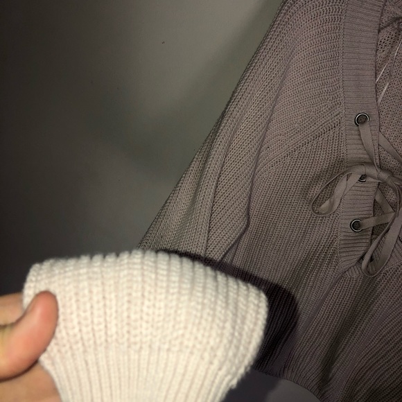 Kendall & Kylie Cropped Sweater - Picture 3 of 4